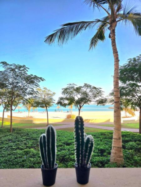 Seaview Escape Family Two-Bedroom Apartment with Seaview